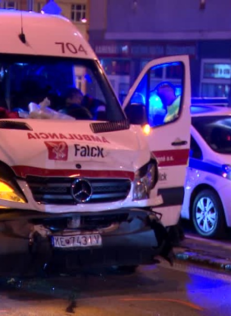 V Bratislave sa zrazila sanitka s dvoma autami6927