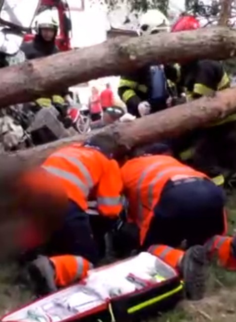 Kamión narazil do stromu