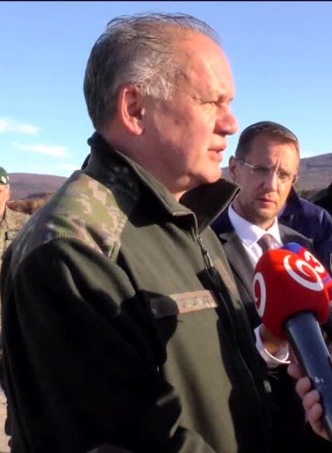 Andrej Kiska jazdil vo Valaškovciach v tanku, zastrieľal si aj z guľometu203