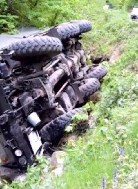 Tatrovka plná vojakov skončila v potoku. V prípade padli obvinenia