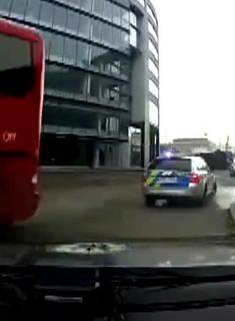 V kradnutom aute, bez vodičáku a pod vplyvom drog. Policajti naháňali cestného piráta