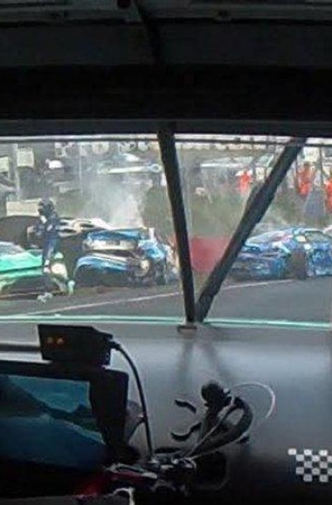 Preteky, ktorých súčasťou bol aj VERSTAPPEN, poznačila tragická nehoda