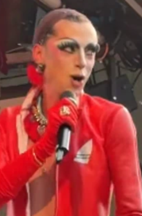 Zmenený na nepoznanie! Známy český herec sa na Pride prezliekol za ženu!