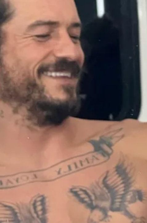 Dlho sám nevydržal! Hviezdny Orlando sa ukázal s mladučkou kráskou!