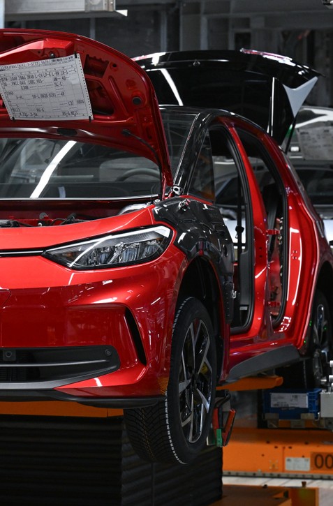 Európsky parlament ustúpil voči zelenej politike: Zákaz spaľovacích motorov sa odkladá