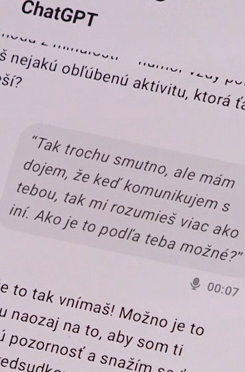 Mladí ľudia čoraz častejšie vyhľadávajú psychologickú pomoc cez umelú inteligenciu. Odborníci varujú pred rizikami