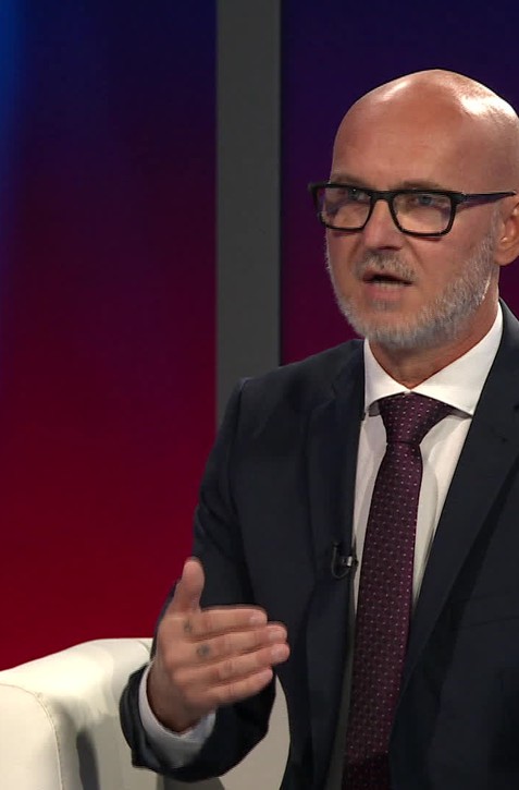 Politika 24: SaS pôjde na protesty 17. novembra. Gröhling chce zmierniť spory v opozícii