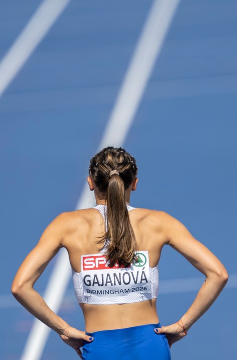 GAJANOVÁ tesne bez finále osemstovky, dve pretekárky spadli