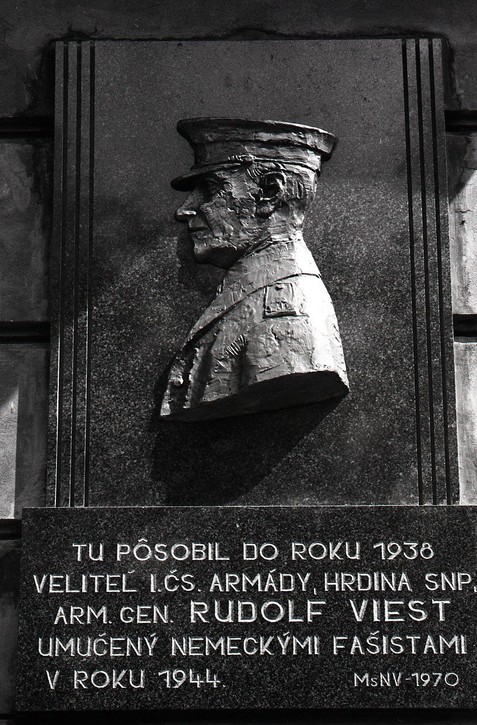 Pamätnú tabuľu generálovi Viestovi odhalili v Košiciach v roku 1947. Neskôr ju odstránili