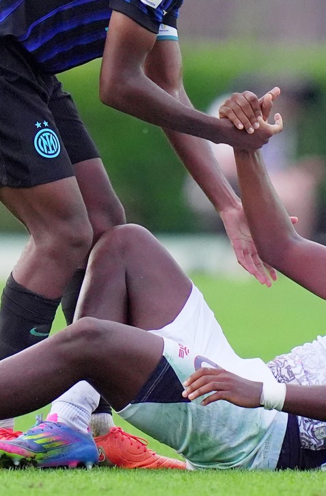 Futbalista z talianskeho Cagliari sa takmer utopil, spoluhráč Adama OBERTA bojuje o život