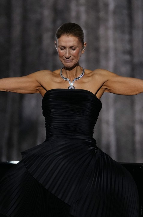 Veľký návrat Céline Dion má bolestivé pozadie: Rozdáva úsmevy, no za jej chrbtom ju PODOPIERA ochranka!