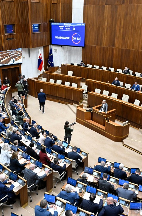 Zákon za 5 a pol milióna eur: Čo predchádzalo rušeniu zákona o zrušení ÚOO?