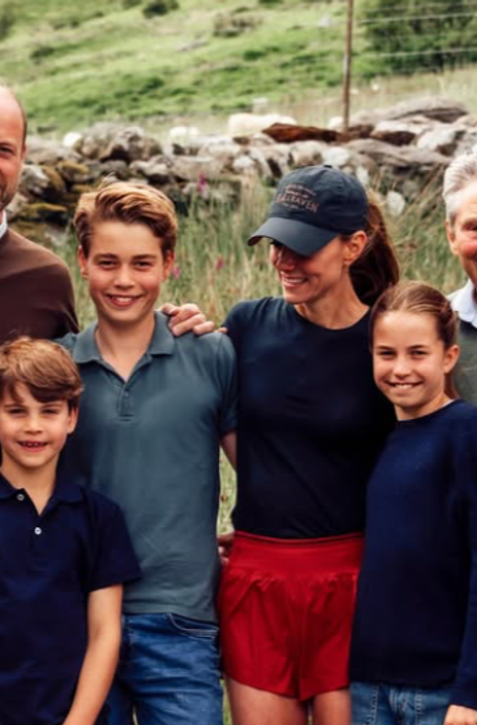 Princezná Kate zdieľala najnovšiu rodinnú fotku, TENTO detail všetkých šokoval!