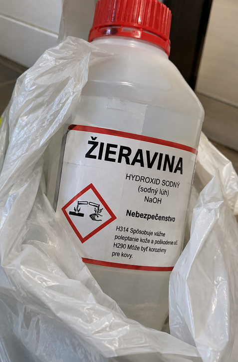 Čo robiť, ak sa omylom napijete žieraviny? Českého speváka zachránili zavináče