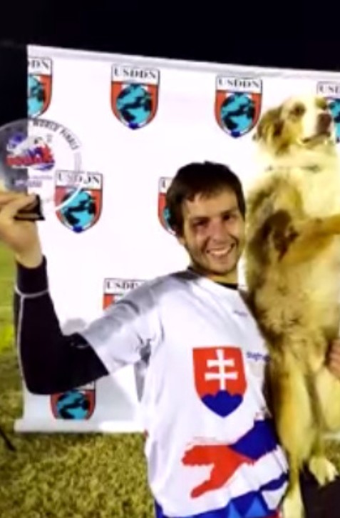 Obrovský úspech pre Slovensko! Kynológ Patrik so svojim psom v USA vybojovali medailu