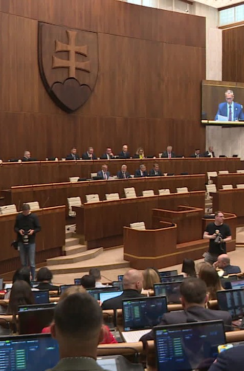 Poslanci sa po takmer troch mesiacoch vrátili do lavíc. Čaká ich necelých 300 bodov