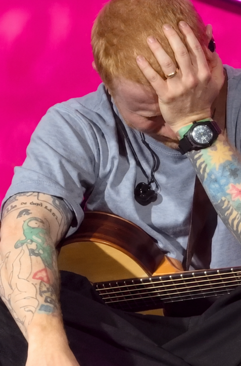 Rozplakal sa pred 50-tisícovým publikom! Ed Sheeran priznal, že ho opúšťali najbližší!