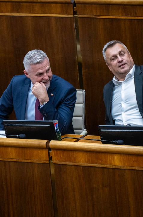 Poslanci nepodporili návrhy opozície. O funkciu neprišiel žiadny z ministrov