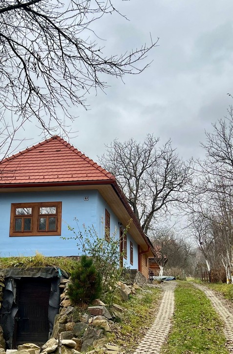Najstaršia chyža v dedine ukázala, prečo boli domy v Poloninách modré