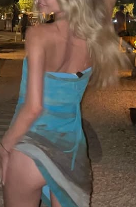 Kým fešný herec starne, jeho priateľky mladnú! S o 28 rokov mladšou kráskou je to zjavne vážne!