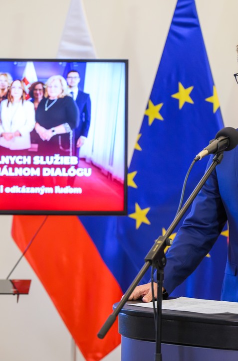 Vláda schválila zákon o príspevku na pomoc pri odkázanosti. Čo sa zmení?