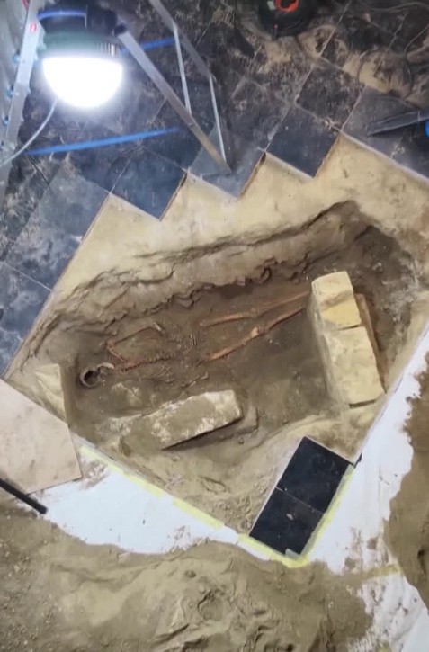 Stratená stopa legendárneho D'Artagnana? V holandskom kostole objavili kostrové pozostatky