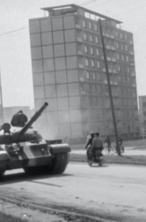 Študenti si sadli na cestu prikrytí československou vlajkou. Pozrite si unikátne zábery z Prešova z augusta 1968