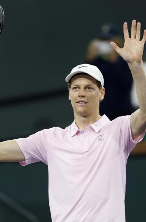 Hladký postup Sinnera, nečakané odstúpenie favoritky