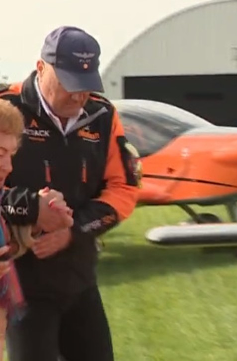 Pani Amálku neodradil jej vek a splnila si sen. Storočnicu oslávila v oblakoch