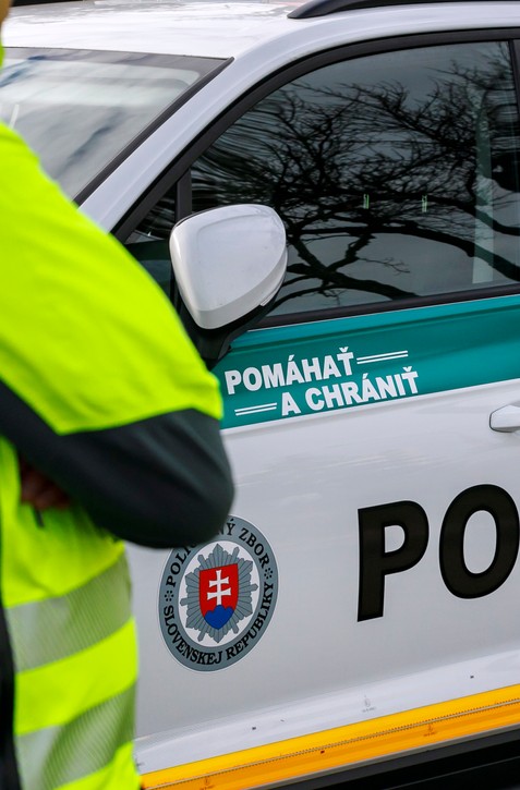 Šutaj Eštok chce zvýšiť policajné platy. Hlas tým podmieňuje prijatie rozpočtu