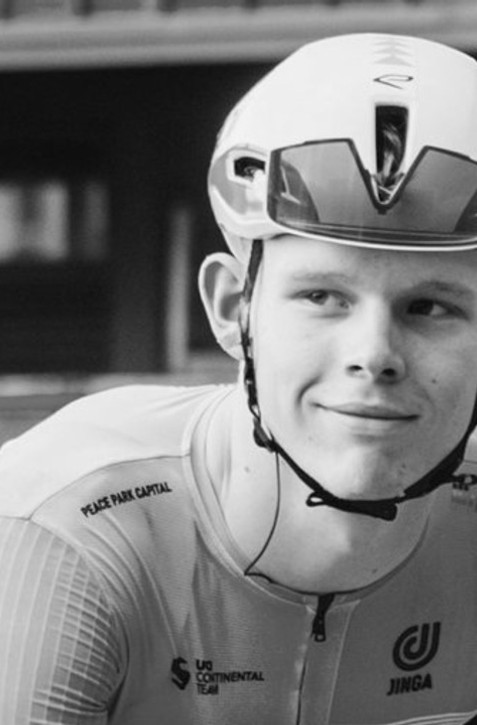 Počas pretekov tragicky zahynul cyklista TARLING, mal 19 rokov