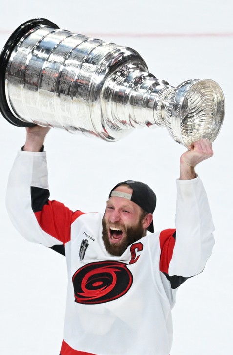 Čakanie sa skončilo. CAROLINA získala Stanley Cup