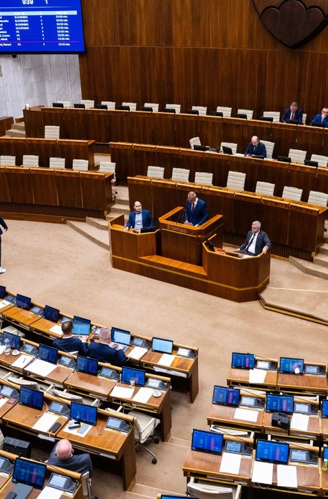 Politológ: Koalícia mohla byť dôslednejšia, poslanci počas rokovania požívali alkohol