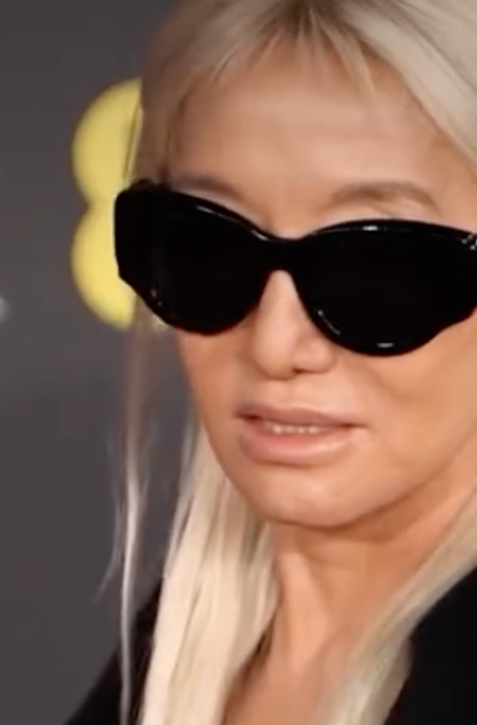 Má 76 a odmieta starnúť! Pohľad na hviezdnu návrhárku je ale skôr smutný, ako obdivný!