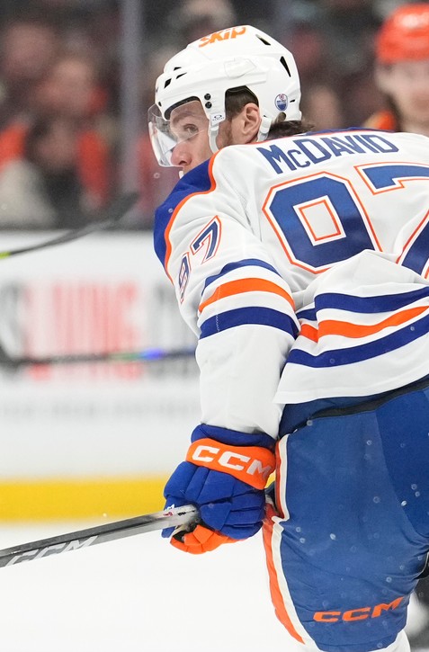 MCDAVID hral v play-off so zlomeninou členka