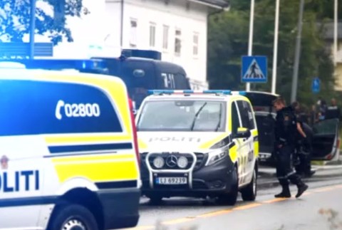 Streľba v nórskej mešite: Muž vošiel do vnútra v uniforme a s prilbou na hlave