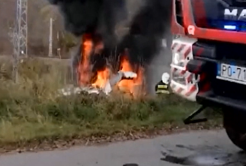 Vodičovi začalo horieť cestou zo servisu auto. Zostali iba obhorené plechy