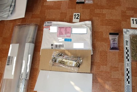 Dvojica posielala marihuanové fénixove slzy poštou