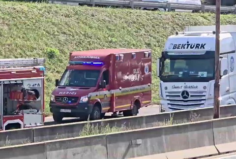 [multi] Zrážka kamióna z dodávkou na D2 123
