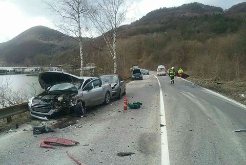 Pre hromadnú zrážku uzavreli cestu. V aute sedelo aj dieťa