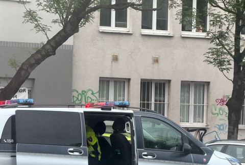 Vodiči sa zdržia: Trnavskú cestu zablokovalo prevrátené auto