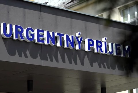 Mamu vytiahol z horiacej izby. Pri záchrane sa sám nadýchal nebezpečných splodín