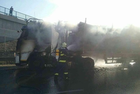 Na ceste R1 zachvátili plamene kamión, náves bol plne naložený drevom