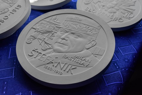 FOTO: K 100. výročiu úmrtia Milana Rastislava Štefánika, v Košariskách predávali vzácne mince