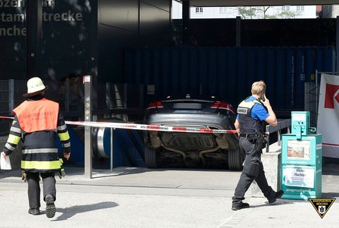 Vodič si splietol vstup do metra s podzemnou garážou. Zasekol sa na schodoch 