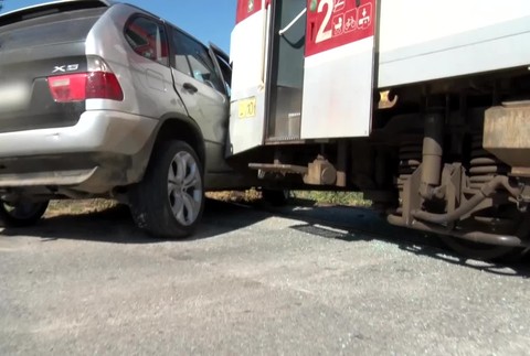Auto sa zrazilo s osobným vlakom