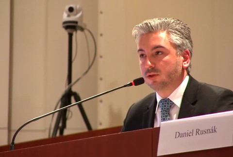 Košickí stredoškoláci vyvolali rozruch. S transparentmi prišli protestovať na zastupiteľstvo