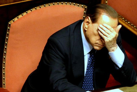 Silvio Berlusconi hlava v rukách nevidno tvár