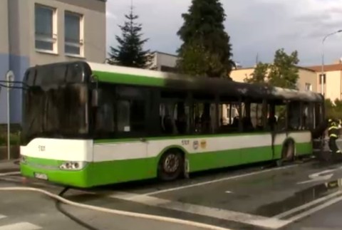 V Košiciach zhorel linkový autobus. Cestu museli uzavrieť