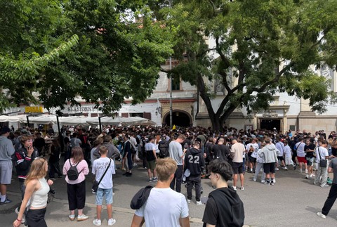 Dav fanúšikov čakajúci na IShowSpeed pred reštauráciou 2